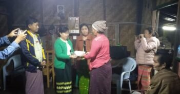 ေသဆံုးသြားသည့္ ေက်ာင္းဆရာမ ဒိမ့္လြန္းမန္အတြက္ ခ်င္းျပည္နယ္ပညာေရး၀န္ထမ္းမ်ားမွ သိန္း (၆၀) ေက်ာ္ ေထာက္ပံ့ေငြေပးအပ္