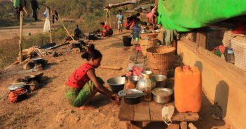 ဆမီးၿမိဳ႕ စစ္ေဘးေရွာင္ျပည္သူမ်ားအတြက္ ယာယီရြက္ဖ်င္တဲအလံုး ၁၀၀ ေက်ာ္ခ်ေပး