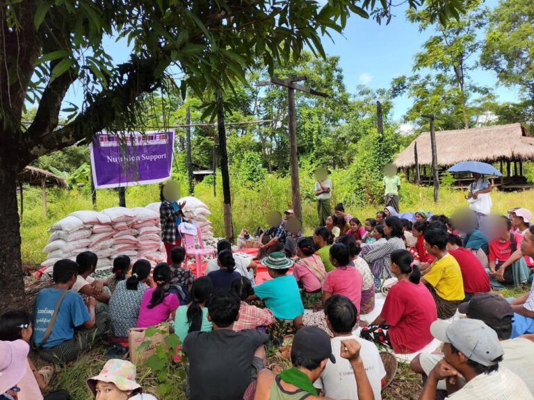 ကူကီးအမျိုးသမီးအဖွဲ့က တမူးမြို့နယ်ရှိ စစ်ဘေးရှောင်များအား စားနပ်ရိက္ခာများ ကူညီထောက်ပံ့