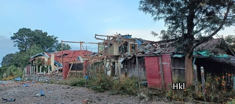 မင်းတပ်မြို့ကို စစ်တပ်ကအပြင်းအထန် ဗုံးကြဲ၊ နေအိမ် ၁၀ လုံးကျော် ထပ်မံပျက်စီး